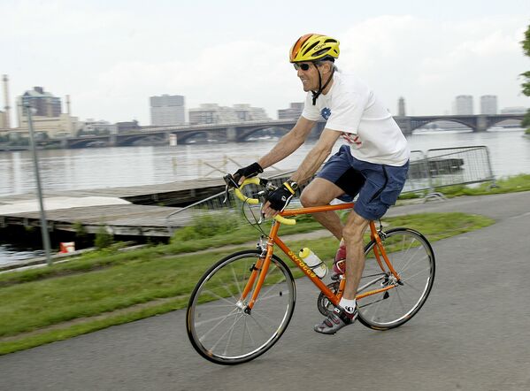 Državni sekretar SAD Džon Keri vozi bicikl. - Sputnik Srbija