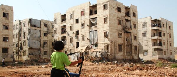 Дечак гледа рушевине у Алепу - Sputnik Србија
