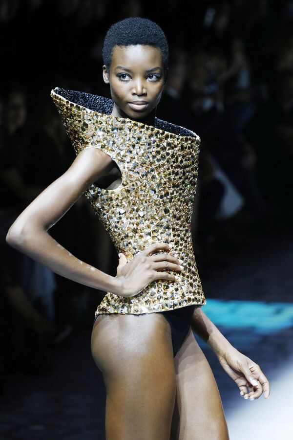 Model na modnoj reviji Etam Live Show Lingerie u okviru Nedenje mode u Parizu - Sputnik Srbija