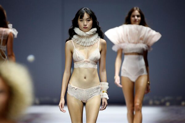 Modeli na modnoj reviji Etam Live Show Lingerie u okviru Nedelje mode u Parizu - Sputnik Srbija