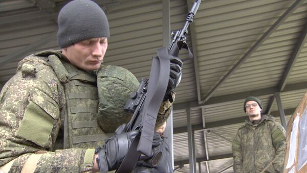 Руски војници тестирали аутоматску пушку Калашњиков и опрему Ратник - Sputnik Србија
