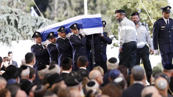 Гарда Кнесета носи ковчег са телом бившег израелског председника Шимона Переса на гробљу у Јерусалиму - Sputnik Србија