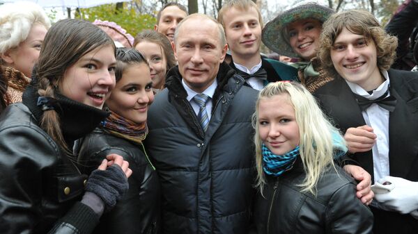 Владимир Путин и млади - Sputnik Србија