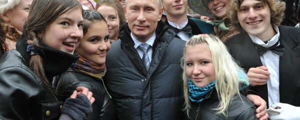 Владимир Путин и млади - Sputnik Србија