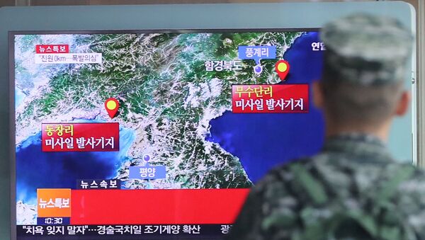 Vojnik Južne Koreje prati izveštaj na TV o testiranju severnokorejske balističke rakete - Sputnik Srbija