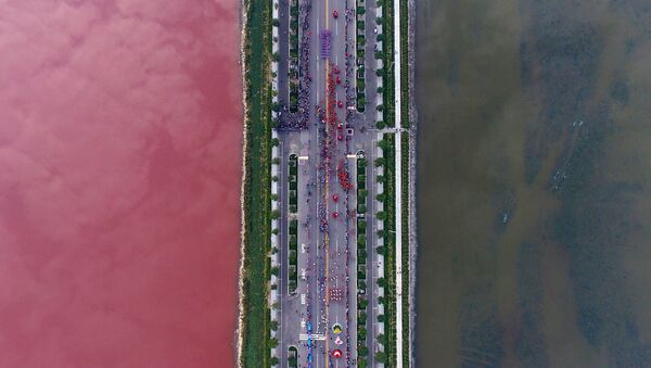 Delimično crveno jezero u kineskoj provinciji - Sputnik Srbija
