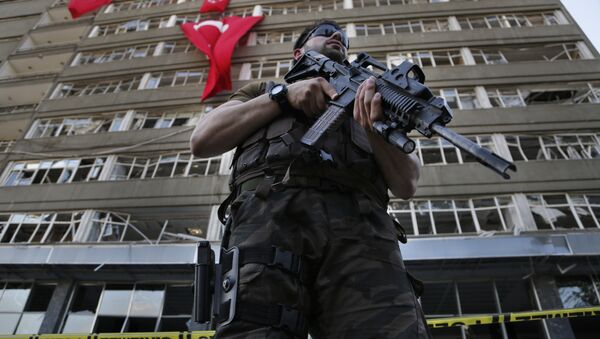 Припадник специјалних снага полиције Турске стражари испред оштећене зграде полиције у Анкари - Sputnik Србија