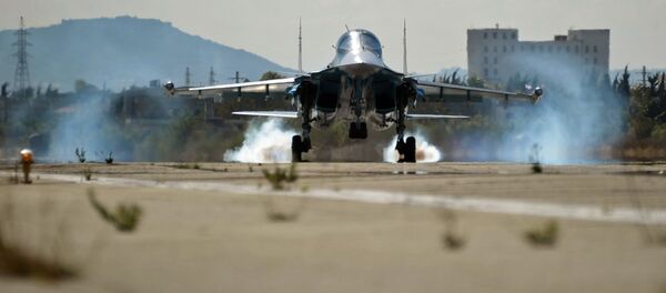 Višenamenski bombarder Su-34 ruskih vazduhoplovnih snaga u sirijskoj bazi Hmejmim Višenamenski bombarder Su-34 ruskih vazduhoplovnih snaga u sirijskoj bazi Hmejmim - Sputnik Srbija