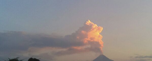 Вулкан Колима избацује пару и пепео. Због ерупције вулкана у западном Мексику власти су наредиле евакуацију два села на обронцима планине. - Sputnik Србија