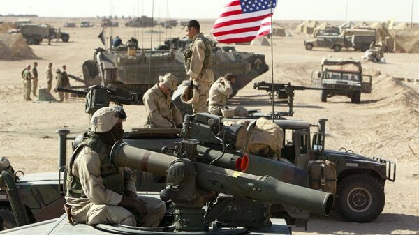 Амерички маринци поред војних возила северно од Кувајтске пустиње у близини границе са Ираком 15. марта 2003. - Sputnik Србија
