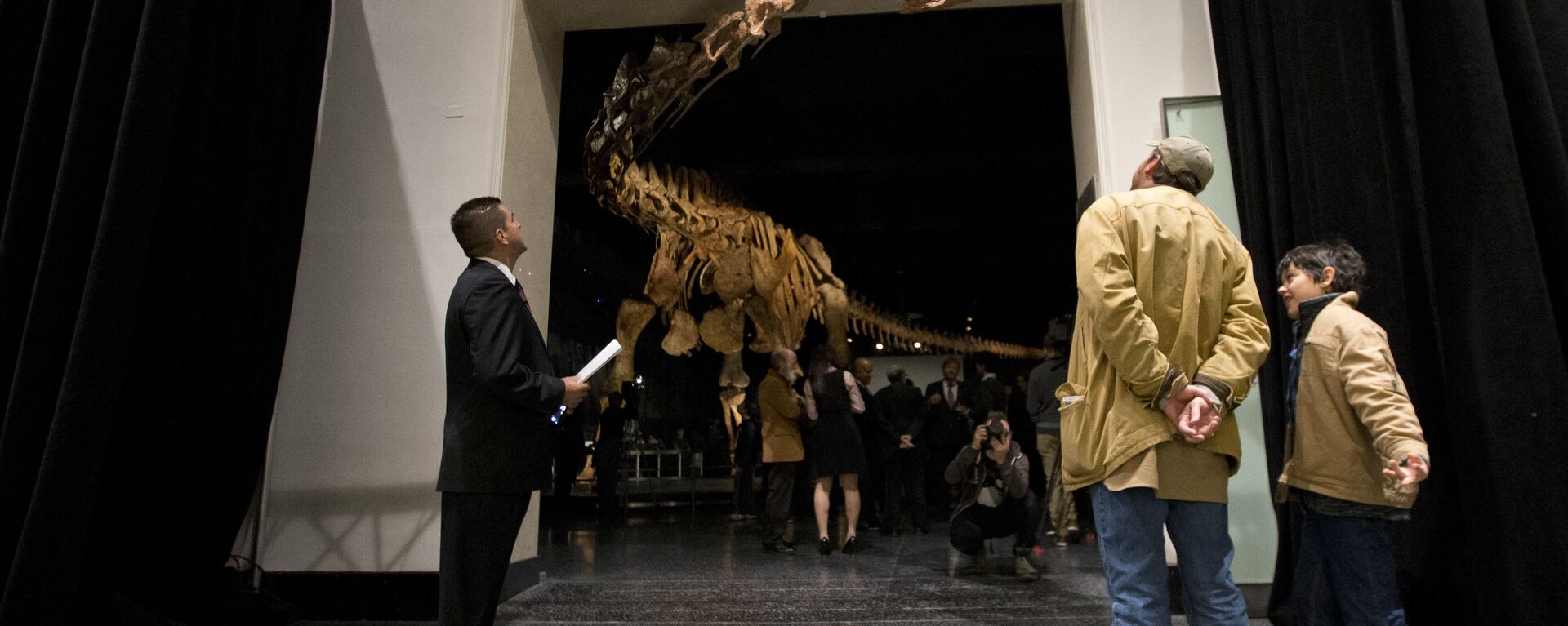 Replika 37-metara visokog titanosaurusa u američkom Prirodnjačkom muzeju u Njujorku - Sputnik Srbija, 1920, 19.06.2022