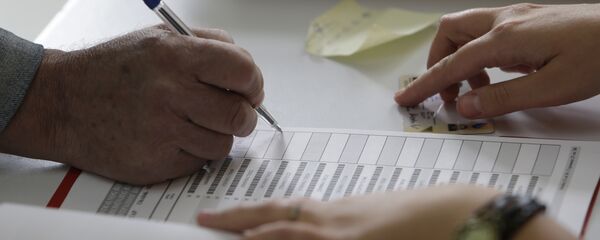 Гласач се потписује у бирачки списак пре гласања на локалним изборима у Сарајеву. У БиХ се данас одржавају локални избори. Право гласа у БиХ, Федерацији БиХ и Републици Српској има 3.263.906 бирача, а на изборима учествује 451 субјект. - Sputnik Србија