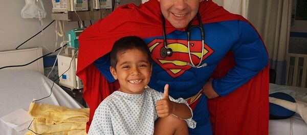 Лекар који лечи децу у костимима суперхероја - Sputnik Србија