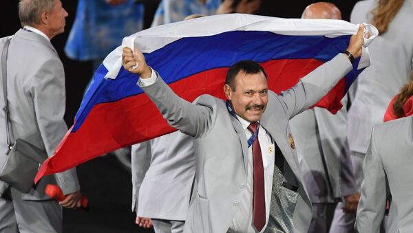 Руска застава на Параолимпијским играма у Бразилу. Носи је представник белоруске делегације Андреј Фомочкин - Sputnik Србија
