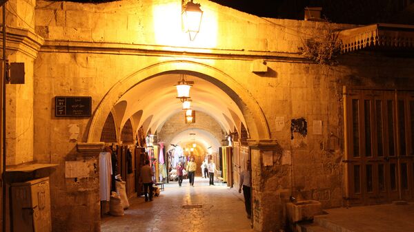 Унеско је Стари град Алепа прогласио спомеником светске баштине и због чувеног Базара. Дужина наткривених трговачких улица на пијаци износи чак 30 километара. - Sputnik Србија
