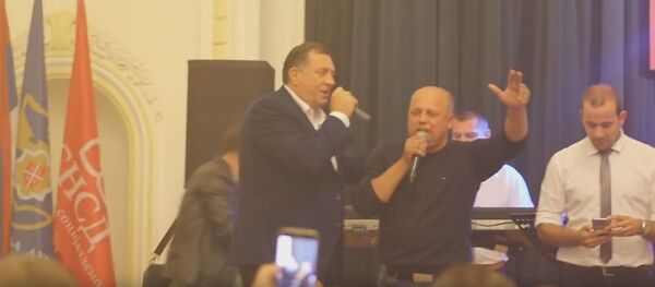 Милорад Додик пева Милорад Додик пева - Sputnik Србија