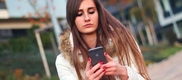 Девојка користи смартфон. Девојка користи смартфон. - Sputnik Србија