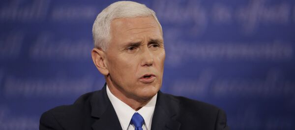 Републикански кандидат за потпредседника САД Мајк Пенс током дебате са демократским кандидатом Тимом Кејном - Sputnik Србија