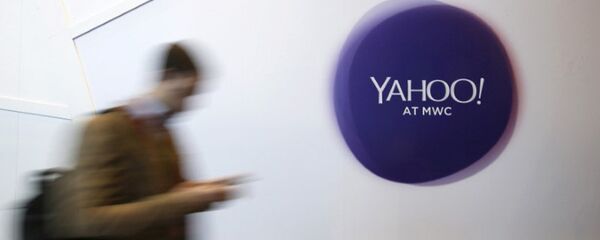 Čovek prolazi pored logoa Jahua. - Sputnik Srbija