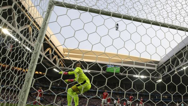 Golman Švajcarske Jan Somer prati loptu koja prolazi pored gola na utakmici protiv Francuske - Sputnik Srbija