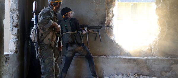 Pobunjenici pucaju na vladine snage u Ramuši, na jugozapadu Alepa. Pobunjenici pucaju na vladine snage u Ramuši, na jugozapadu Alepa. - Sputnik Srbija