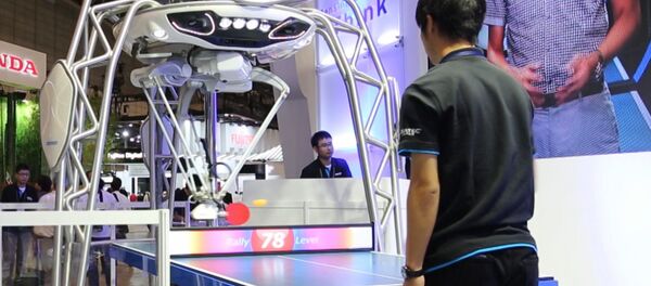 Robot maestralno igra stoni tenis na izložbi u Japanu - Sputnik Srbija