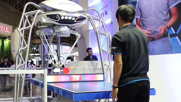 Robot maestralno igra stoni tenis na izložbi u Japanu - Sputnik Srbija