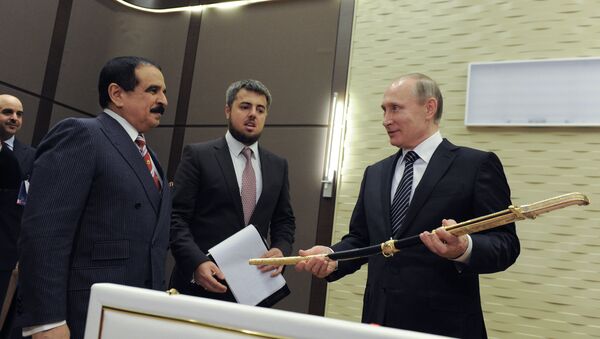 Владимир Путин држи сабљу коју је добио од краља  Бахреина. - Sputnik Србија