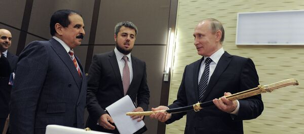 Владимир Путин држи сабљу коју је добио од краља Бахреина. Владимир Путин држи сабљу коју је добио од краља Бахреина. - Sputnik Србија