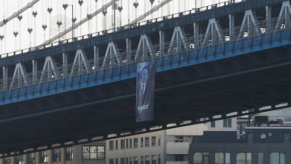Plakat sa likom predsednika Rusije Vladimira Putina okačen na mostu Menhetn u Njujorku - Sputnik Srbija