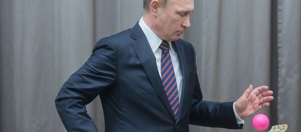 Prezident Rossii Vladimir Putin vo vremя vstreči so sbornoй komandoй Rossii po hokkeю s mяčom v rezidencii Novo-Ogarevo - Sputnik Srbija