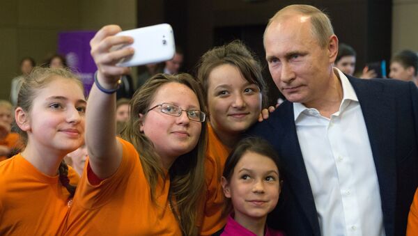 Президент РФ Владимир Путин с учениками образовательного центра Сириус в Сочи - Sputnik Србија