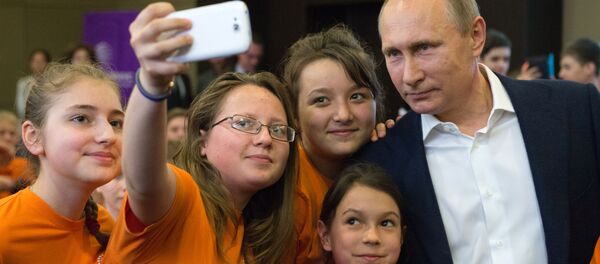 Prezident RF Vladimir Putin s učenikami obrazovatelьnogo centra Sirius v Soči - Sputnik Srbija