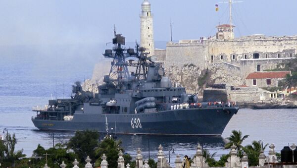 Ruski admiralski brod Čabanjenko ulazi u luku u Havani na Kubi - Sputnik Srbija