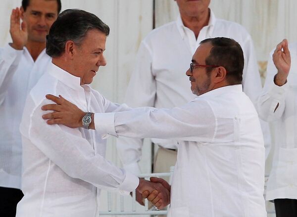 Kolumbijski predsednik Huan Manuel Santos se rukuje sa vođom gerile Timošenkom u Kartaheni, Kolumbija. Kolumbijski predsednik Huan Manuel Santos se rukuje sa vođom gerile Timošenkom u Kartaheni, Kolumbija. - Sputnik Srbija