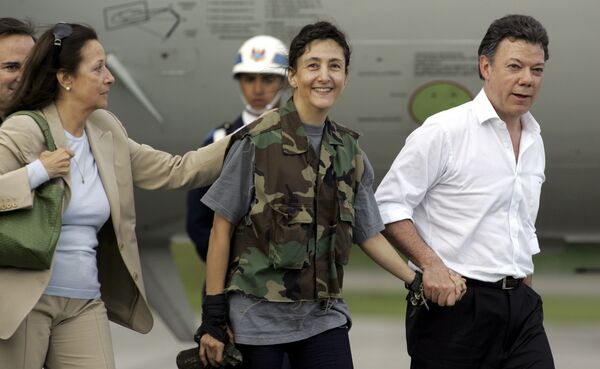 Kolumbijski predsednik Huan Manuel Santos, u vreme kada je bio ministar odbrane, drži za ruku Ingrid Betankur, taoca koja je 6,5 bila godina u zatočeništvu FARK. Kolumbijski predsednik Huan Manuel Santos, u vreme kada je bio ministar odbrane, drži za ruku Ingrid Betankur, taoca koja je 6,5 bila godina u zatočeništvu FARK. - Sputnik Srbija