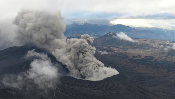 Поглед на ерупцију вулкана Асо у јапанској префектури Кумамото. - Sputnik Србија