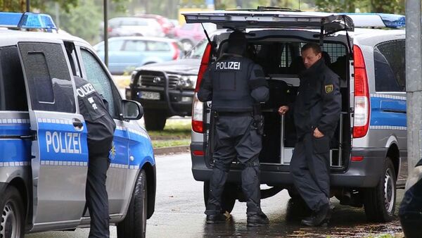Pripadnici nemačke policije okružuju stan u gradu Hemnic. Policija je sprovela evakuaciju, a mediji prenose da je pronađen eksploziv - Sputnik Srbija