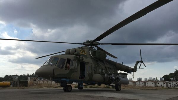 Ruski teretni i borbeni helikopter Mi-8AMShT u sirijskoj bazi Hmejmim  - Sputnik Srbija