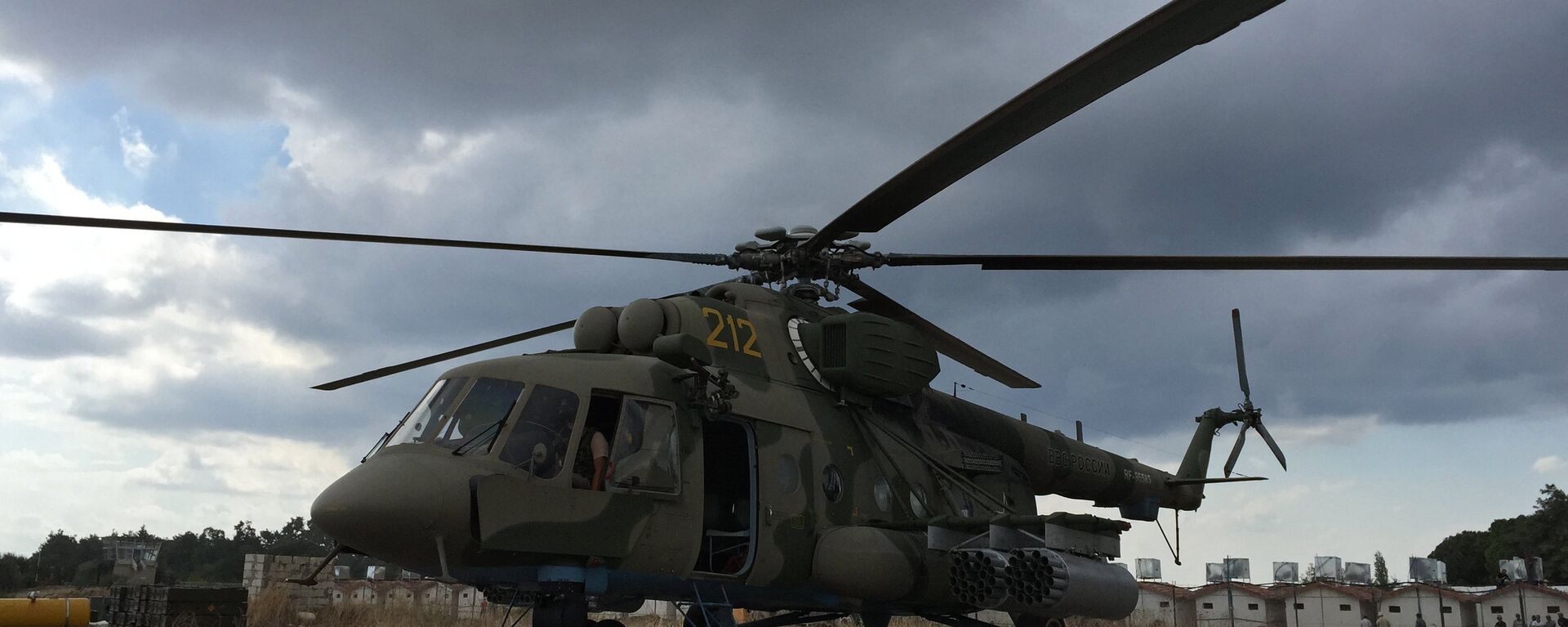 Ruski teretni i borbeni helikopter Mi-8AMShT u sirijskoj bazi Hmejmim  - Sputnik Srbija, 1920, 18.07.2022