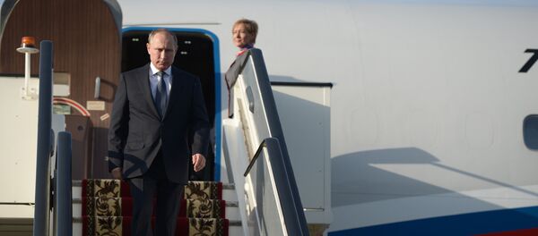 Руски председник Владимир Путин излази из авиона - Sputnik Србија