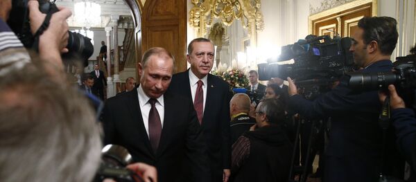 Predsednik Rusije Vladimir Putin i predsednik Turske Redžep Tajip Erdogan na Svetskom energetskom kongresu u Istambulu - Sputnik Srbija