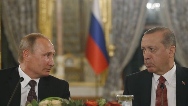 Председник Русије Владимир Путин и председник Турске Реџеп Тајип Ердоган на заједничкој конференцији за медије у Истамбулу - Sputnik Србија