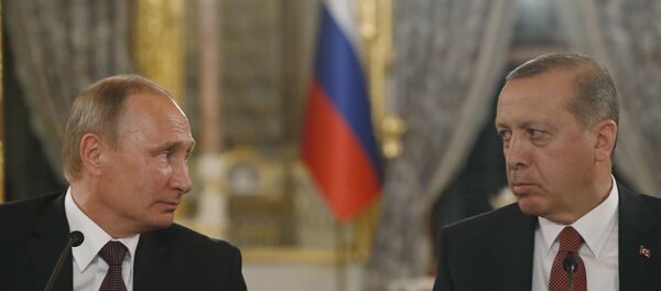 Predsednik Rusije Vladimir Putin i predsednik Turske Redžep Tajip Erdogan na zajedničkoj konferenciji za medije u Istambulu - Sputnik Srbija