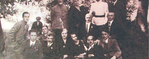 Сенћански фотограф Марко Вуковић забележио је један од излета руских емиграната поред Тисе. На фотографији су чланови чувених породица Чарторижски, Обленски и Филипенко. - Sputnik Србија