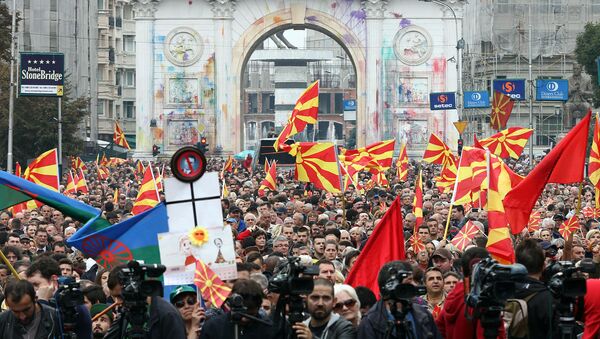У Скопљу је данас, два месеца пред парламентарне изборе, одржан антивладин протест којем је присуствовало више хиљада присталица македонске опозиције.Грађански марш под називом Борба се наставља, глас побеђује, почео је у 14 сати, а завршен је испред Собрања где се окупљенима обратио председник опозиционих социјалдемократа Зоран Заев - Sputnik Србија