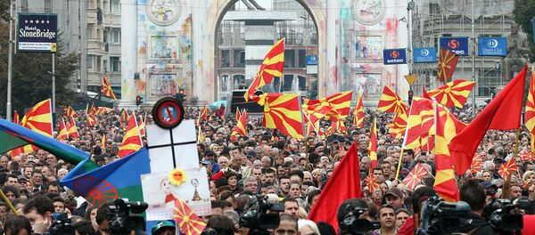 U Skoplju je danas, dva meseca pred parlamentarne izbore, održan antivladin protest kojem je prisustvovalo više hiljada pristalica makedonske opozicije.Građanski marš pod nazivom Borba se nastavlja, glas pobeđuje, počeo je u 14 sati, a završen je ispred Sobranja gde se okupljenima obratio predsednik opozicionih socijaldemokrata Zoran Zaev - Sputnik Srbija