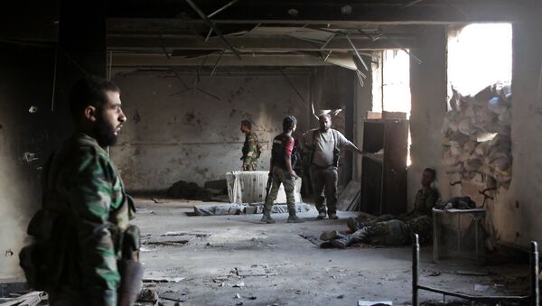 Vojnici sirijske vojske drže položaje tokom ofanzive u Alepu - Sputnik Srbija