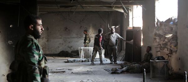 Војници сиријске војске држе положаје током офанзиве у Алепу - Sputnik Србија