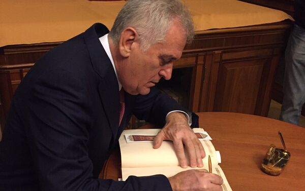 Predsednik Srbije Tomislav Nikolić upisuje se u knjigu počasnih gostiju u Ruskoj nacionalnoj biblioteci u Sankt Peterburgu - Sputnik Srbija